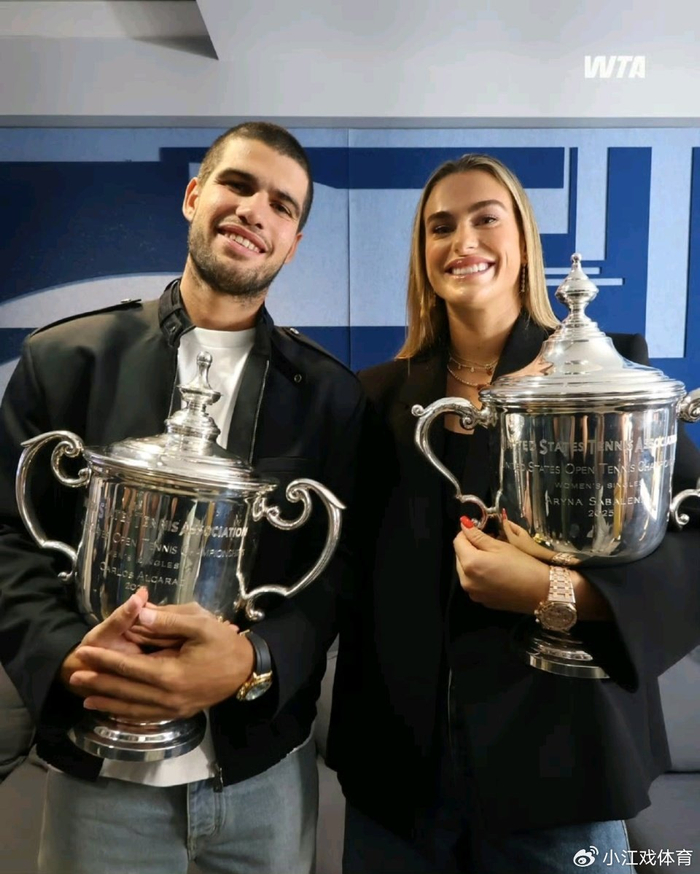 爆笑！萨巴伦卡当面把阿卡叫成辛纳，阿卡小发雷霆，抱着冠军奖杯要走